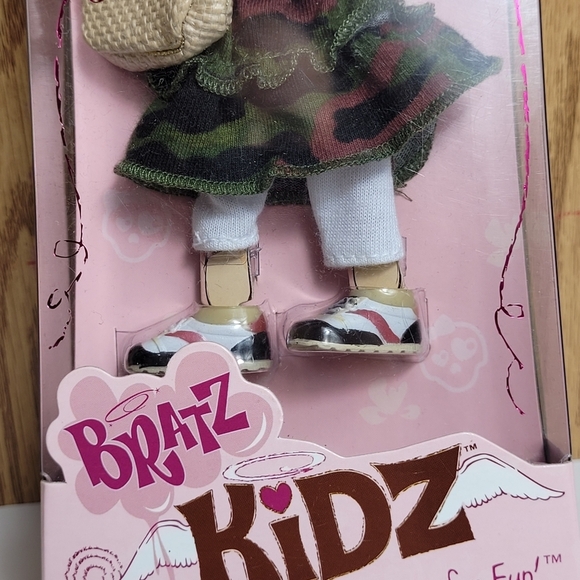Bratz Kidz Bratz Girlz Kidz Class Doll Fashion Pack Skirt Belt Top Purse - Picture 4 of 8